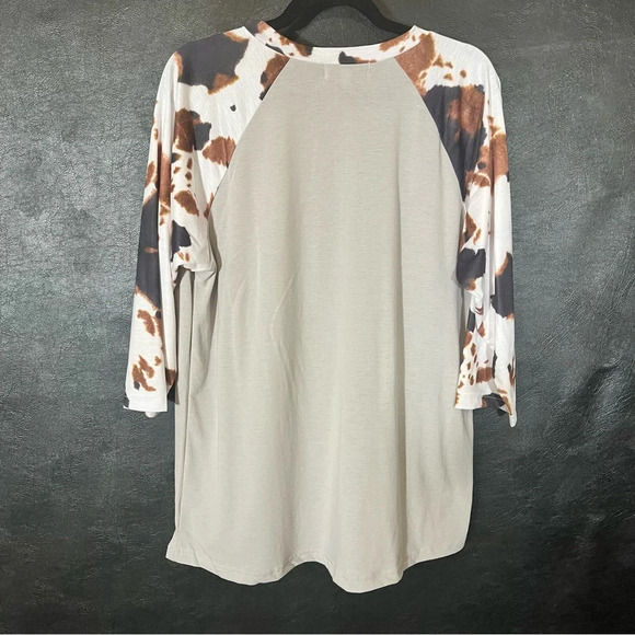 Prissy Jane Gray Cow Print Raglan Tee‎ Size Large - Picture 1 of 6